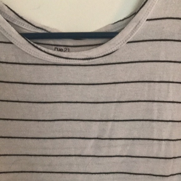 Size Small black and white striped tee - Picture 2 of 3